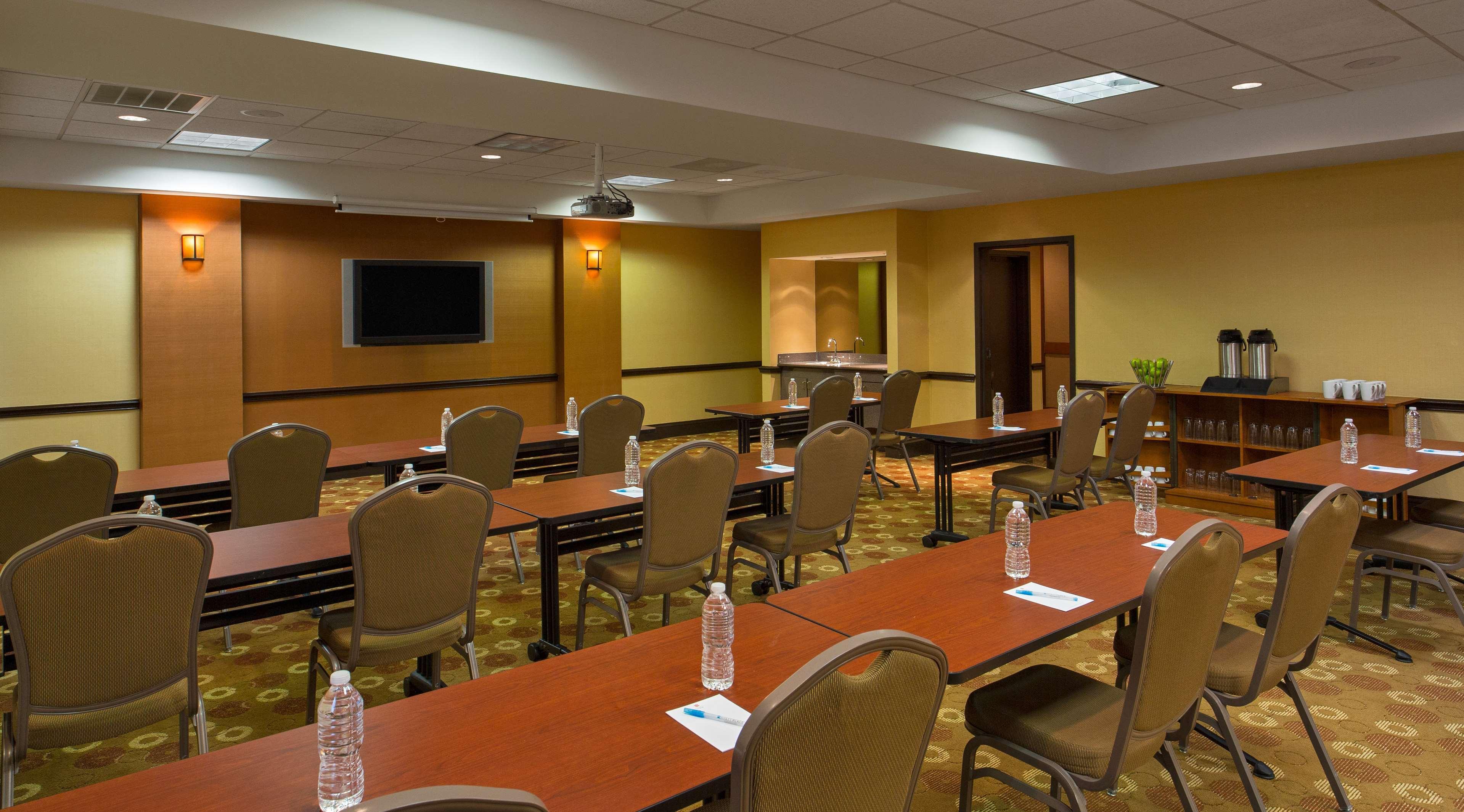 Wyndham Garden Kansas City Airport Екстериор снимка