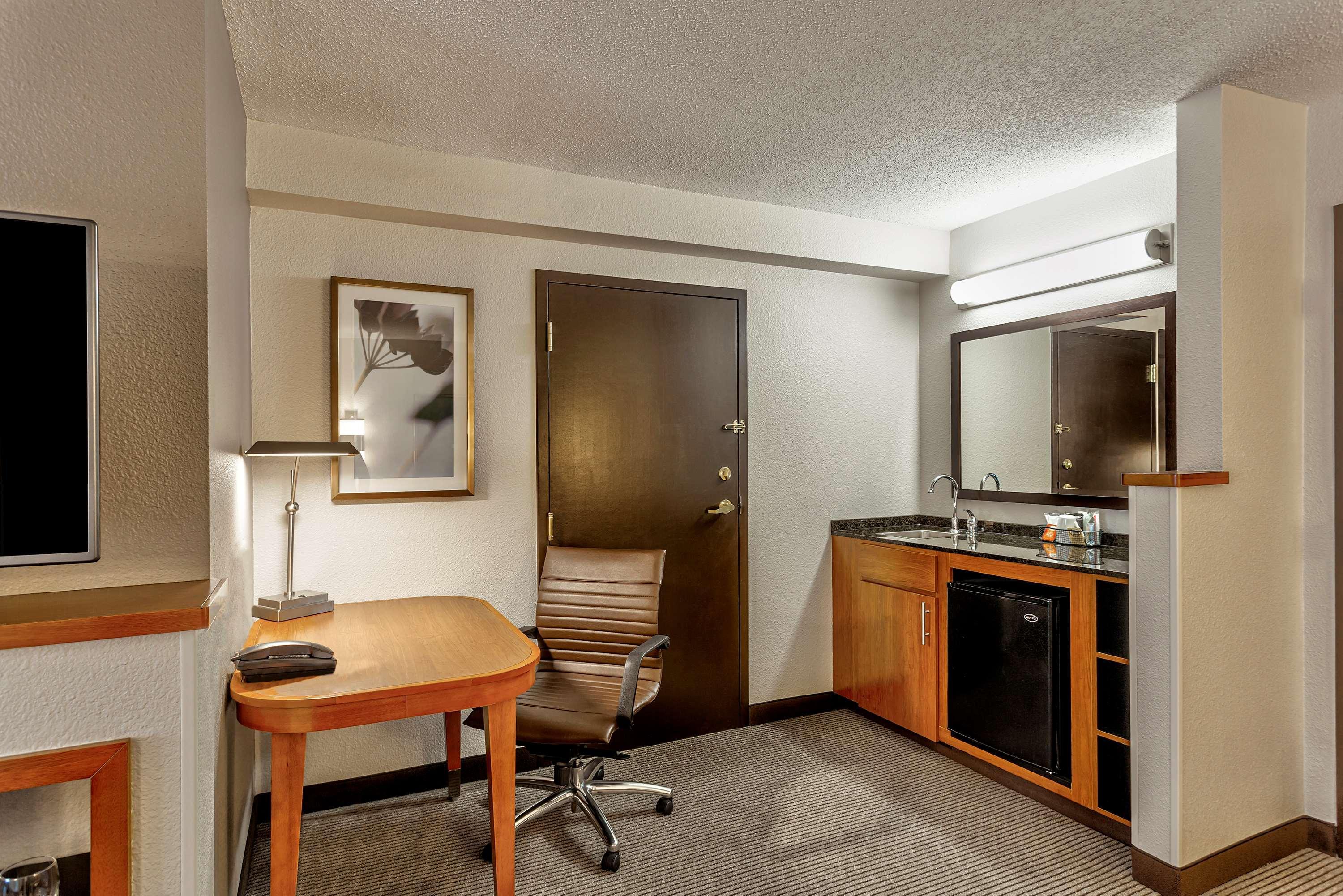 Wyndham Garden Kansas City Airport Екстериор снимка