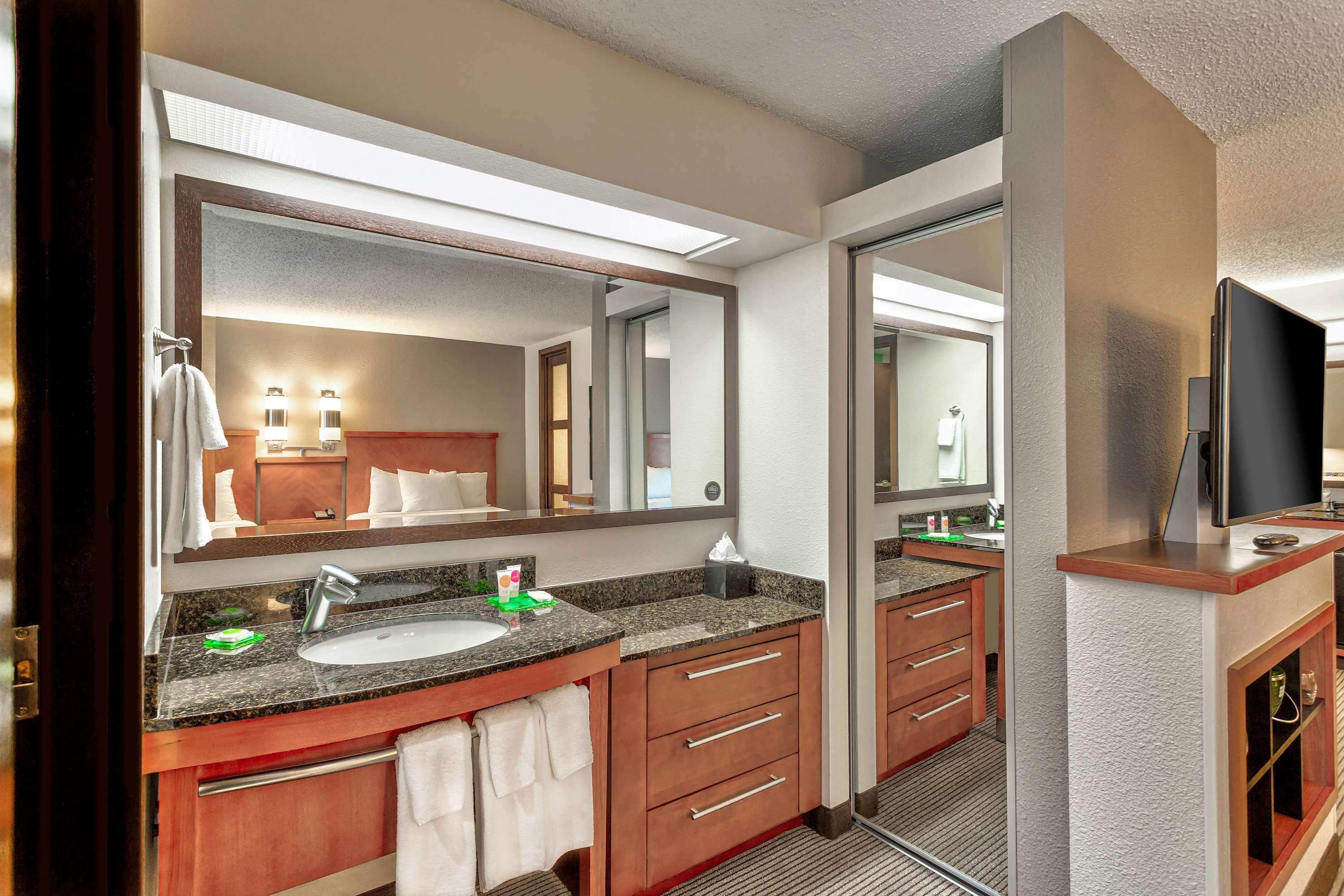 Wyndham Garden Kansas City Airport Екстериор снимка