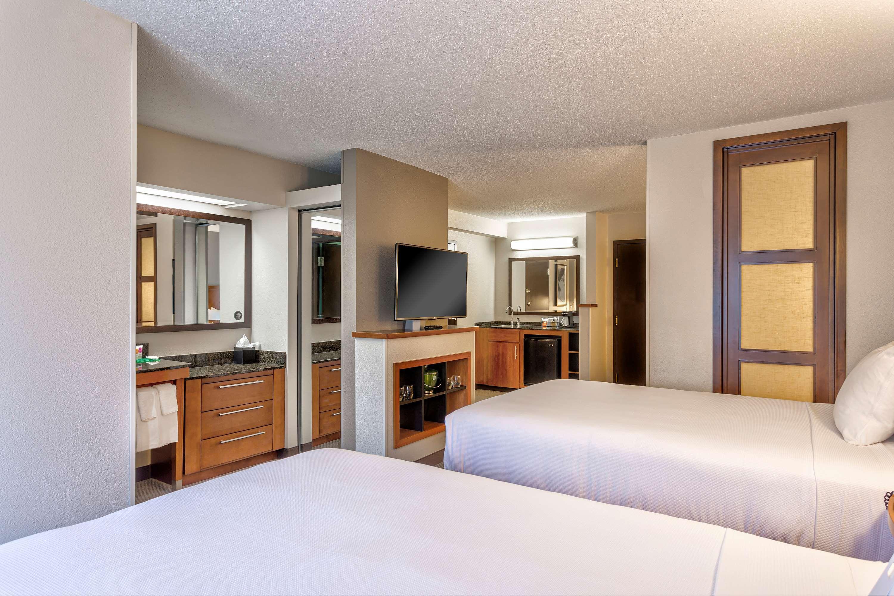 Wyndham Garden Kansas City Airport Екстериор снимка