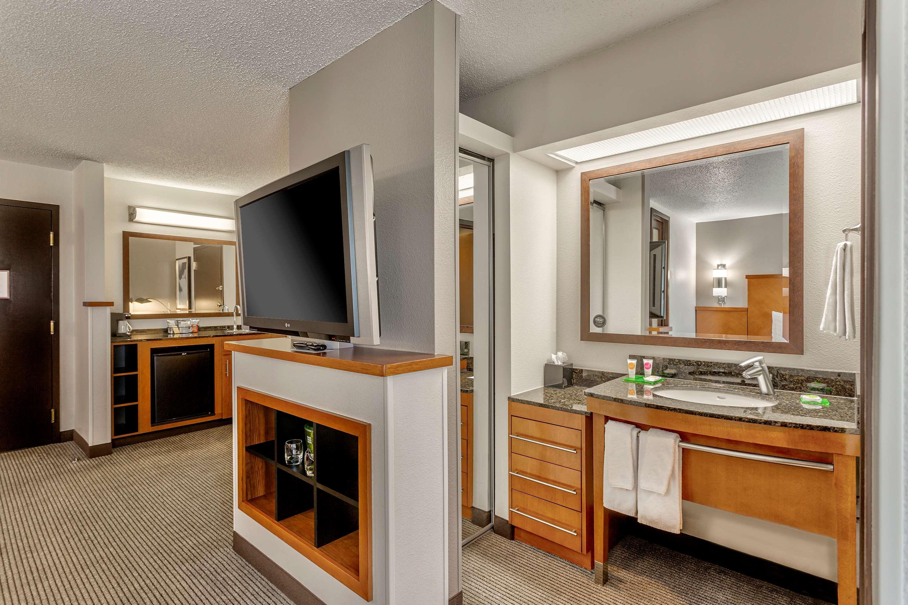 Wyndham Garden Kansas City Airport Екстериор снимка