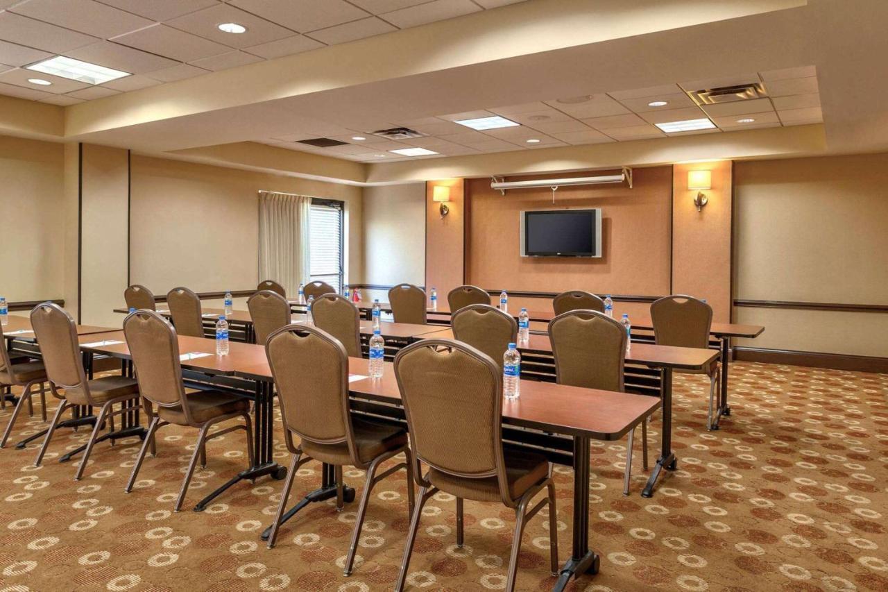 Wyndham Garden Kansas City Airport Екстериор снимка