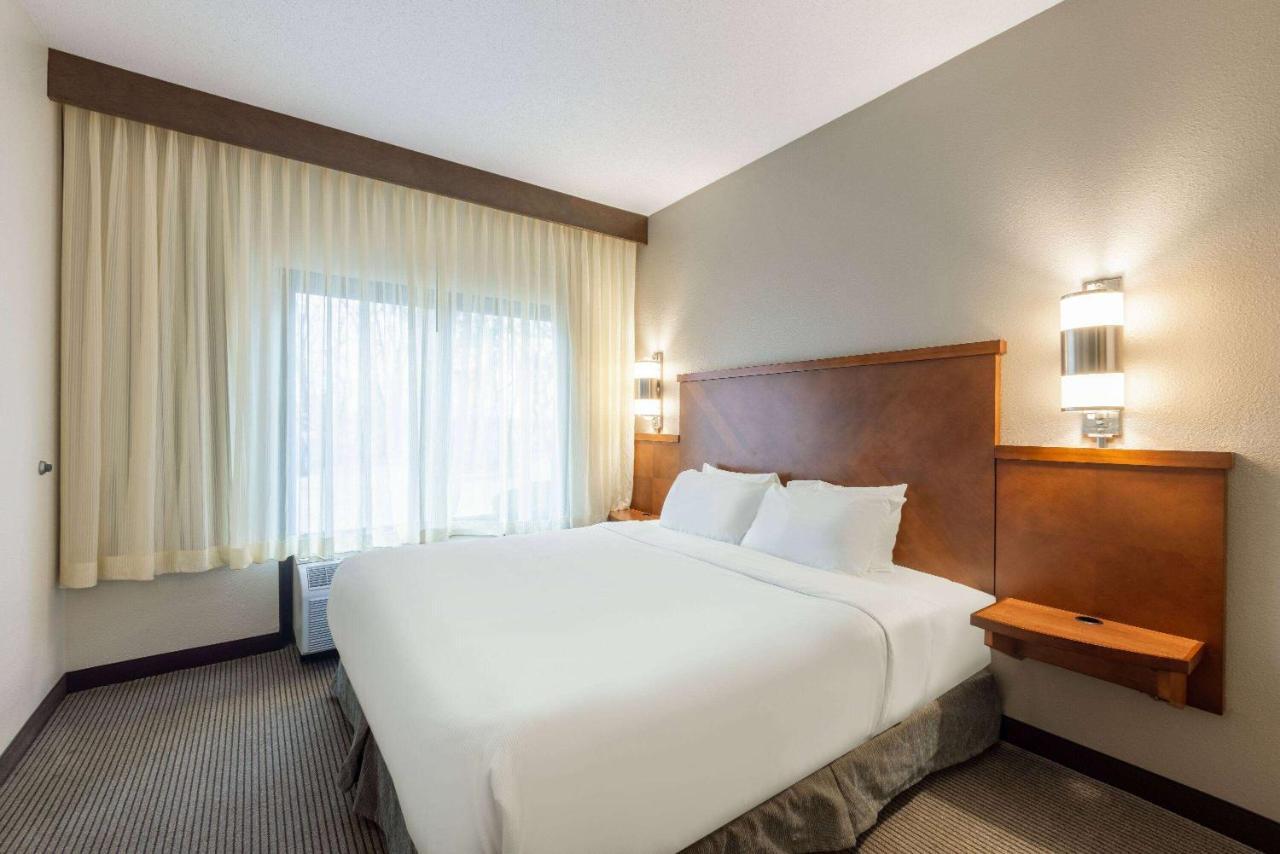 Wyndham Garden Kansas City Airport Екстериор снимка