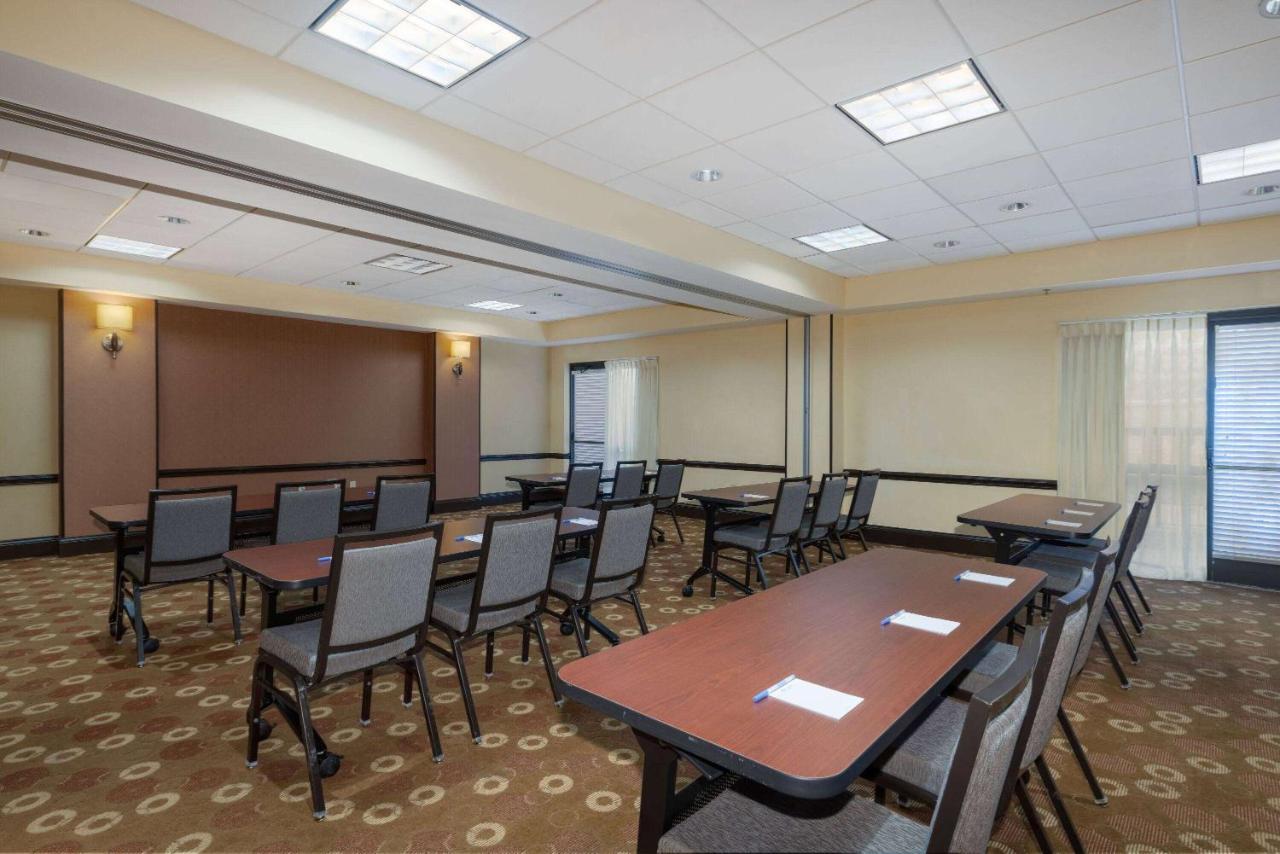 Wyndham Garden Kansas City Airport Екстериор снимка