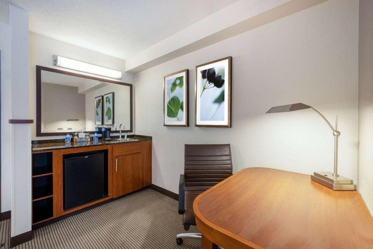 Wyndham Garden Kansas City Airport Екстериор снимка
