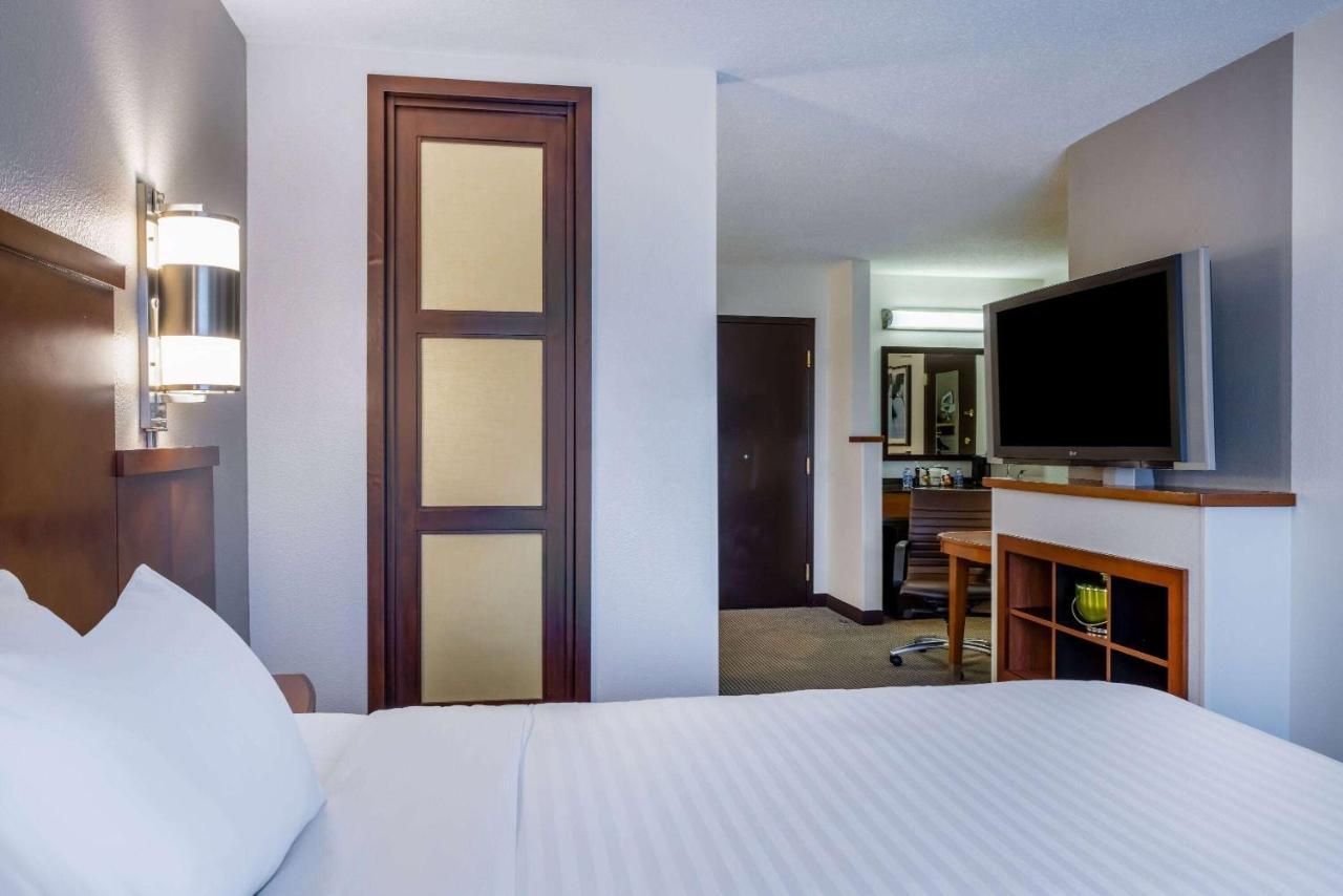 Wyndham Garden Kansas City Airport Екстериор снимка