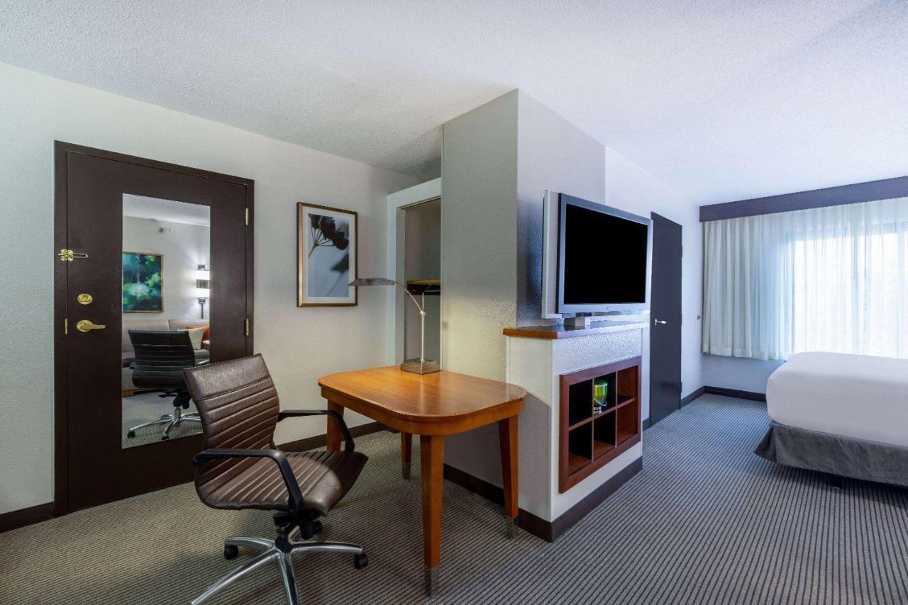 Wyndham Garden Kansas City Airport Екстериор снимка