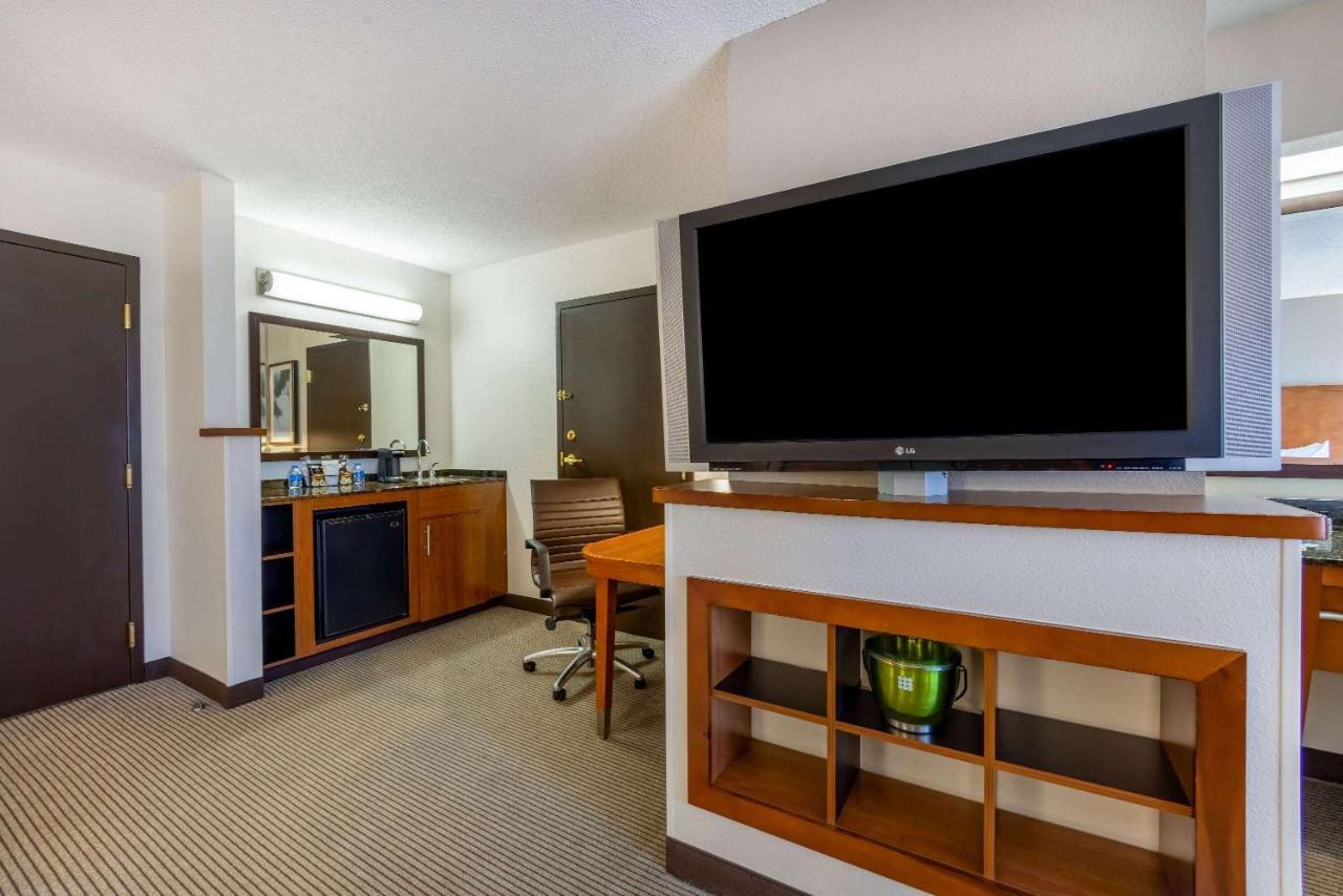 Wyndham Garden Kansas City Airport Екстериор снимка