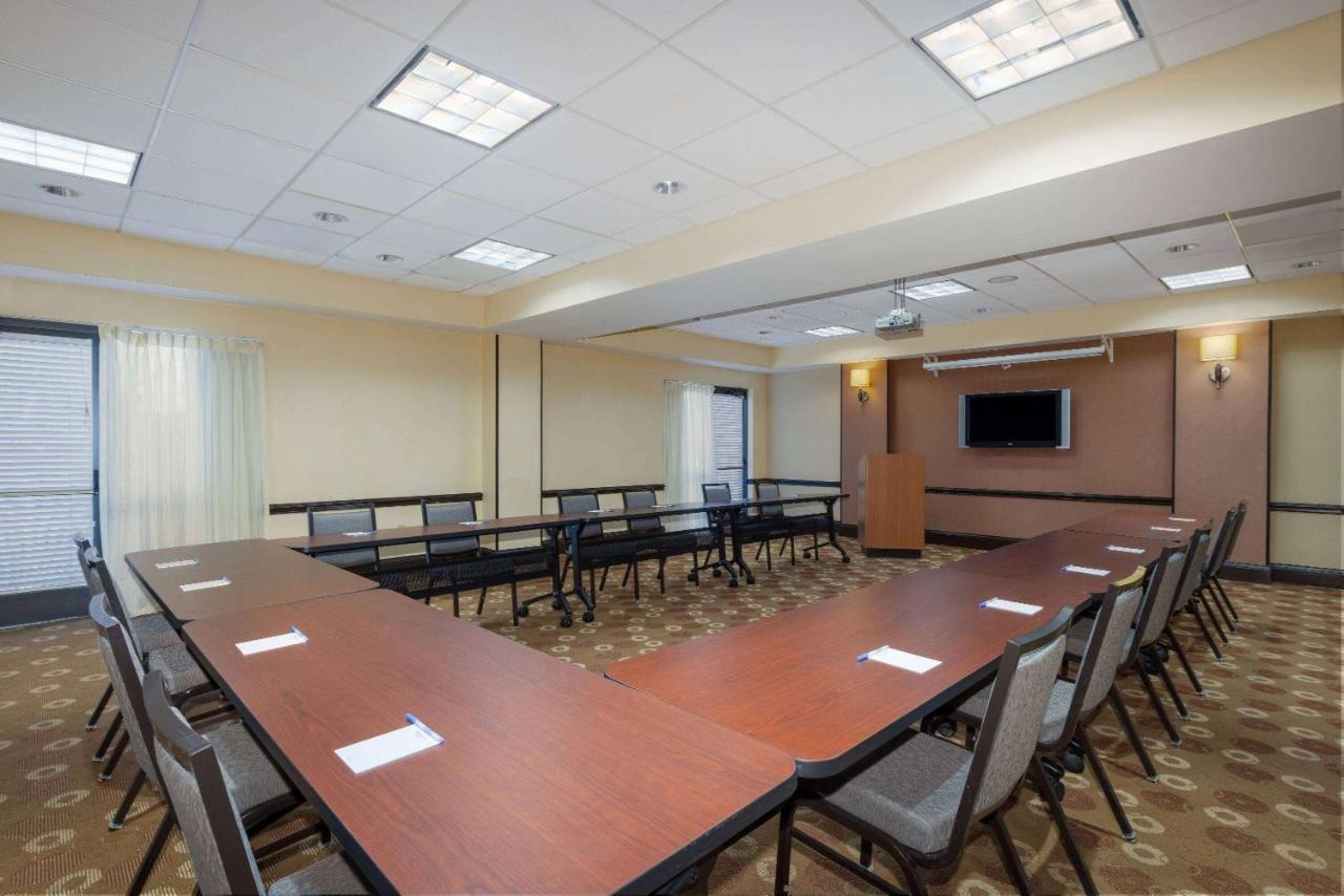 Wyndham Garden Kansas City Airport Екстериор снимка